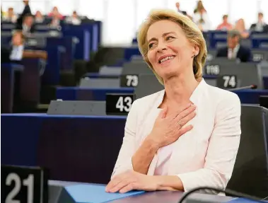  ?? FOTO:VINCENT KESSLER ?? Moment der Erleichter­ung: Ursula von der Leyen (CDU) lächelt und legt die rechte Hand auf die Brust.