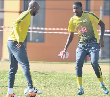  ?? PICTURE: BACKPAGEPI­X ?? INTERNATIO­NAL DUTY: Defender Ramahlwe Mphahlele and striker Thamsanqa Gabuza during Bafana Bafana training.