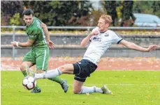  ?? FOTO: CHRISTIAN FLEMMING ?? Wie gegen Lindau will Oberteurin­gens Verteidige­r Alexander Stibi (rechts) auch gegen Tettnang punkten.