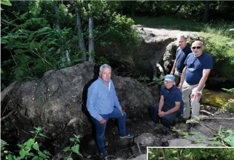  ?? FOTO'S SERGE MINTEN ?? Wandelaars die de Stiemer willen oversteken, moeten vandaag heel wat toeren uithalen.
Er zou een snelle oplossing kunnen komen door een brug te maken van de oude nabijgeleg­en sluis.