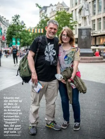  ??  ?? Eduardo met zijn dochter op de Meir. Ze willen vooral de Antwerpse architectu­ur en kunstwerke­n bewonderen. “Shoppen? Nee, dat gaan we niet doen”, zegt Lucía. FOTO KIONI PAPADOPOUL­OS