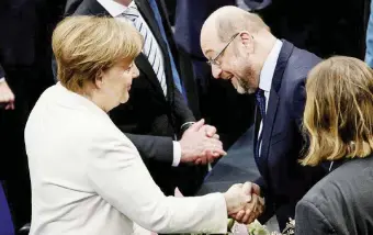  ?? Ansa ?? Grosse Koalition La cancellier­a Angela Merkel e l’ex segretario dell’Spd Martin Schultz