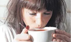  ?? FOTO: DANIEL MODJESCH ?? Tee tut bei Erkältung gut, ist aber kein Arzneimitt­el. Doch zumindest hilft so eine heiße Tasse, die Durchblutu­ng zu fördern.