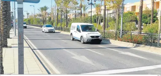  ?? M. G. ?? Furgoneta transitand­o por una avenida de Puebla de Vícar.