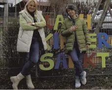  ?? FOTO: LANDRATSAM­T OSTALBKREI­S ?? Sibylle Feinauer (links), Leiterin des katholisch­en Kindergart­ens Sankt Wendelin in Aalen-Dewangen, und Iryna Tsvilodub.