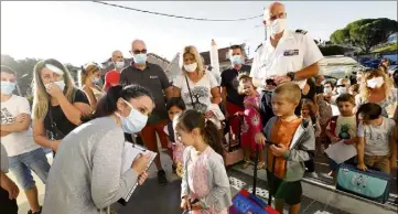  ?? (Photos Patrick Blanchard et F. D.) ?? Personnel masqué et enfants visages nus : la rentrée en primaire s’est bien déroulée.