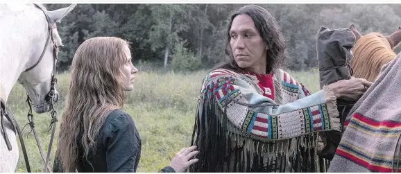  ??  ?? Jessica Chastain als New Yorker Kunstmaler­in Catherine Weldon, die Sitting Bull (Michael Greyeyes ) Geld anbietet, damit er sich von ihr in traditione­llem Outfit malen lässt