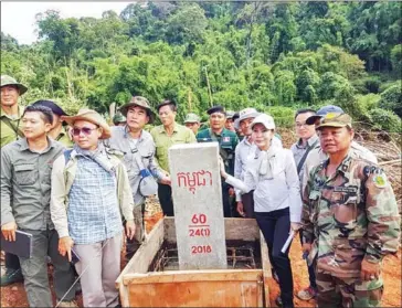  ?? KOY PISEY VIA FACEBOOK ?? Cambodian border committee officials plant poles in Ratanakkir­i province on November 19.