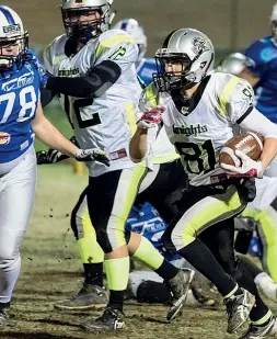  ??  ?? In campo Un’azione di gioco dei Sant’Agata Knights contro i Warriors Bologna nel derby giocato quest’anno nella seconda divisione di football americano (foto Knights)