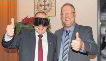  ?? SZ-FOTO: EIS ?? Munderking­ens Bürgermeis­ter Michael Lohner (rechts) wünscht Karl Hauler den richtigen Durchblick.