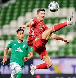  ?? AP ?? Bayern Munich’s Robert Lewandowsk­i (right) in action during their German league match against Werder Bremen in Bremen on Tuesday. Bayern won 1-0. —