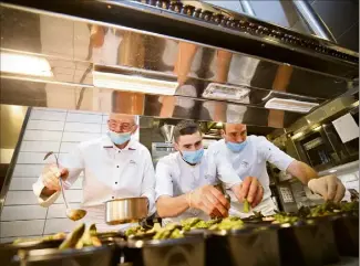  ??  ?? Christian Morisset, chef étoilé du Figuier Saint-Esprit à Antibes, cuisine ici avec ses deux fils, Matthias,  ans, et Jordan,  ans. (Photos Clément Tiberghien)