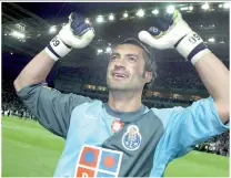  ??  ?? El portero portugués Vitor Baia es otro de los grandes coleccioni­stas de títulos, con 35, la mayoría con la camiseta del Oporto. EFE