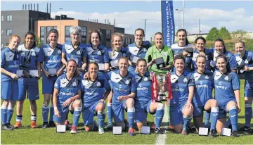  ??  ?? The Loughborou­gh Foxes squad pictured with the WPL Midlands Division One trophy. Picture by Andy Smith.