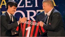  ?? BOZZANI ?? Matteo Manassero, 24 anni, riceve in dono da Daniele Massaro, 56, la maglia del Milan, la sua squadra del cuore