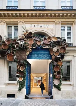  ??  ?? 1. 1. À l’entrée d’Eataly, la ribambelle de paniers évoque les traditions de culture sauvegardé­es en Italie comme les savoir-faire artisanaux. Elle détonne volontaire­ment avec l’architectu­re contempora­ine des 4 000 m2 sous verrière sous laquelle s’articule une oeuvre de l’artiste Martin Boyce. 2. La Panetteria, tout au long de la journée, les pains bio, les foccacias sont levés sur place et cuits au four, ouverte à partir de 7 h. 3. Le comptoir des jambons et fromages présente un choix à nul autre pareil.