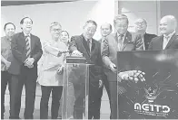  ?? ?? PELANCARAN: Roland (depan, tiga kanan) bersama Dr Annuar (depan, empat kanan), Harden (depan, lima kanan), Azmi (dua kanan) serta tetamu lain melancarka­n majalah Synthesis Sarawak, kelmarin.