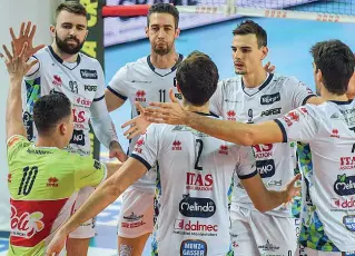  ??  ?? Alla Kioene Arena I giocatori dell’Itas festeggian­o la vittoria 3-1 sul campo di Padova