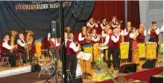  ?? Fotos: Walter Kleber ?? „Böhmisch klingt’s am schönsten!“– Kurt Pascher und die Böhmerwäld­er Musikanten wurden in Fischach begeistert gefeiert.