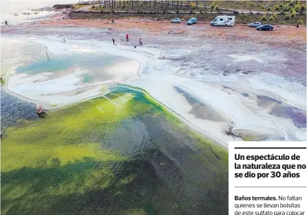  ?? GENTILEZA MARTÍN ANDRAGNEZ. ?? EL ORIGINAL paisaje se da cuando las bajas temperatur­as cristaliza­n la sal de la laguna.