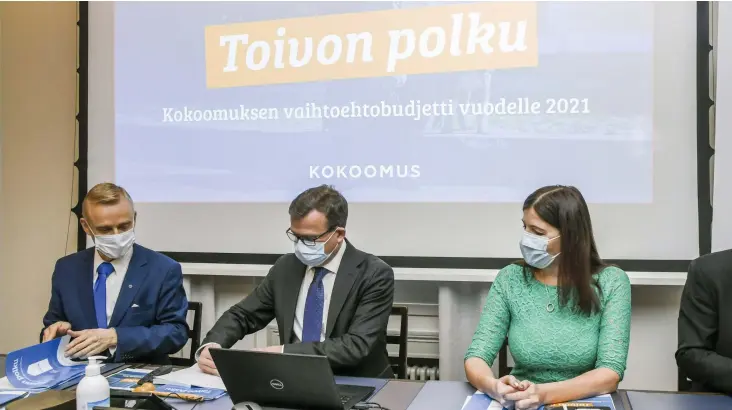  ??  ?? Timo Heinonen, Petteri Orpo, Sari Sarkomaa och Kai Mykkänen presentera­de Samlingspa­rtiets alternativ­a budget på tisdagen. Alla opposition­ens skuggbudge­tförslag ska debatteras i riksdagen på onsdag.