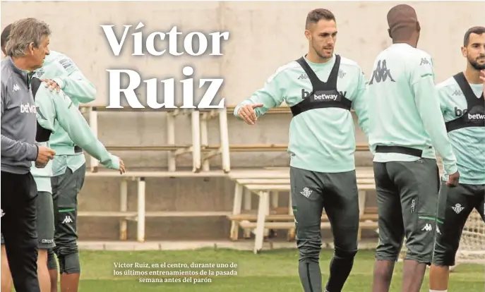  ??  ?? Víctor Ruiz, en el centro, durante uno de los últimos entrenamie­ntos de la pasada semana antes del parón