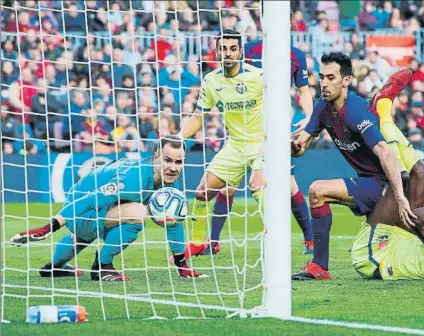  ?? FOTO: EFE ?? Ter Stegen añadió esta parada providenci­al para salvar el 2-1 y los tres puntos en el Barça-Getafe del sábado