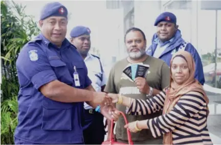  ?? Photo: Arishma Devi Narayan ?? From left: Assistant Superinten­dent of Police/Office in Charge Nadi Police Station Simione Bale handing back the handbag and documents to Farida Khaiyum and husband Mohammed Khaiyum with Police Constable Jese Tunadakeke and Special Constable Ravuama...