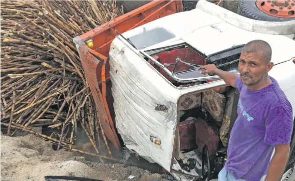  ?? Photo: Yogesh Chandra ?? Mohammed Saheen points to the cane truck involved in the accident at Vutuni, Ba, on October 7, 2018.