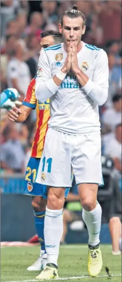  ??  ?? SE FUE PITADO. Frente al Valencia, el Bernabéu abroncó a Bale.