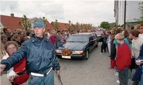  ?? ?? En polis fick gå framför limousinen och bereda vägen när bruden anlände till kyrkan.