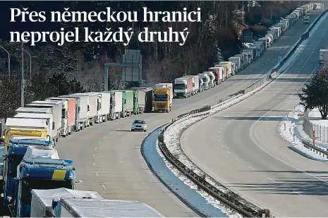  ?? Foto: Petr Eret, MAFRA ?? Čekání Nekonečná kolona kamionů na dálnici D5 u Svaté Kateřiny na Tachovsku. Zácpa vznikla kvůli kontrolám na německé straně.