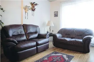  ?? PHOTOS: ALLEN MCINNIS ?? The living room area features complement­ary leather couches.