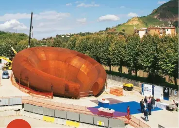  ??  ?? STAZIONE MUNICIPIO La stazione di Sant’Angelo con l’opera di Anish Kapoor. È stata inaugurata ma è incompleta: i treni passeranno non prima di due-tre anni. E la scultura è rimasta sette anni sulla banchina del porto di Pozzuoli. Sotto, la stazione...