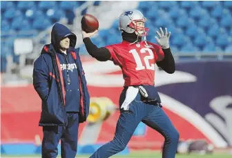  ?? STAFF PHOTO BY JOHN WILCOX ?? ARMED AND READY: Offensive coordinato­r Josh McDaniels watches Tom Brady throw during their practice on Wednesday.
