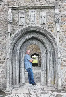 ?? CHRISTINA DONOHUE ?? Ken Donohue visits Clonmacnoi­se monastery.