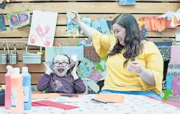  ?? ?? Hearts and crafts
Eilidh Duncan with senior staff nurse Lynsey Grant