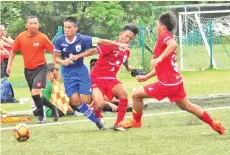  ??  ?? A glimpse of the action between the Sabah under-19 Youth squad (red) and Sabah under-21 Junior (President Cup) squad in their friendly match at the synthetic field in Likas on Friday.