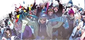  ?? Reuters/Noah K. Murray ?? Miles de aficionado­s se unen a Eagles en su desfile de campeones Super Bowl LII.