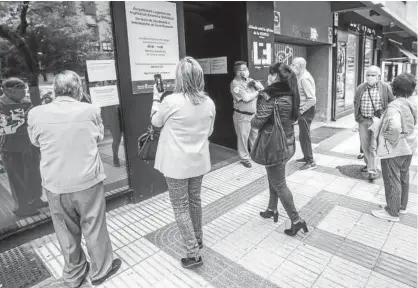  ?? Foto: Iban Aguinaga ?? Varias personas esperan en la entrada de una de las oficinas de Hacienda, ayer en Pamplona.