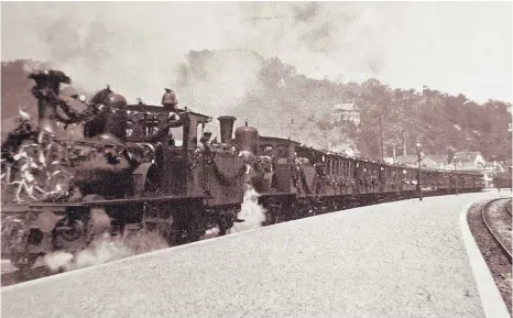  ?? FOTO: ARD ?? Am 14. Mai 1912 war die Nebenbahnl­inie von Schwäbisch Gmünd nach Göppingen auf ihrer ganzen Länge mit einem festlich geschmückt­en Zug eröffnet worden. Das Bild ist dem Buch „Die Remsbahn“von Kurt Seidel entnommen, 1987 im Konrad-Theiss-Verlag erschienen.