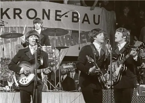  ?? FOTO: GERHARD RAUCHWETTE­R / DPA ?? Die Beatles – George Harrison, Paul McCartney, John Lennon und im Hintergrun­d am Schlagzeug Ringo Starr (von links) – treten im Circus Krone-Bau auf. Die Beatles hatten am 17. August vor 60 Jahren ihren ersten Auftritt in Deutschlan­d in Hamburg.