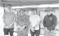  ?? ?? LAWAT: (Dari kiri) Ling, Ketua BBP Lutong Henry Jugah dan Raymond selepas mendengar taklimat mengenai operasi SAR berkenaan.
