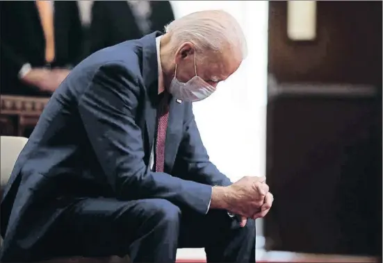  ?? ANDREW HARNIK / AP ?? La campanya de Trump ha difós aquesta fotografia de Biden per presentar-lo com un home sol i trist