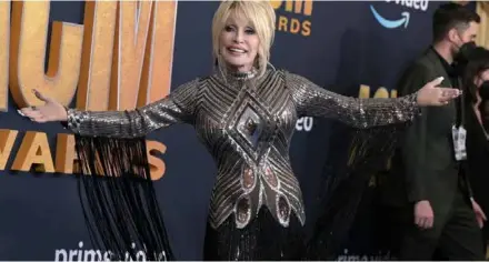  ?? AFP/VNA Photo ?? 9 TO 5: US singer and songwriter Dolly Parton arrives for the 57th Academy of Country Music awards at the Allegiant stadium in Las Vegas, Nevada on March 7, 2022 .