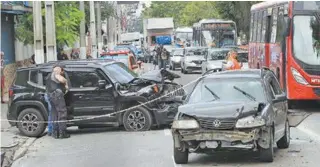  ?? ESTEFAN RADOVICZ / AGÊNCIA O DIA ?? Bandidos se envolveram em acidente com carro roubado. Houve tiroteio e passageira de ônibus foi ferida