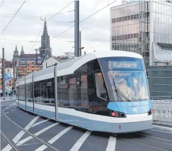  ?? FOTO: SZ ?? Ulmer Straßenbah­nlinie 2 zwischen Eselsberg und Science Park II: Die Arbeiten im Ulmer öffentlich­en Nahverkehr sind ein Beispiel für die Verwendung von BGVFG-Mitteln.