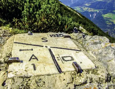  ??  ?? Simboli Il cippo dei tre confini (Italia, Austria e Svizzera) nell’Alta Val Venosta