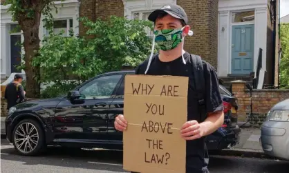  ?? Photograph: Equinox Features/REX/Shuttersto­ck ?? A protester outside Dominic Cummings’ home in London.