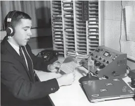  ?? CHICAGO TRIBUNE HISTORICAL PHOTO ?? On the air with three daily weather programs, Skilling, a high school sophomore, works at WKKD radio in late 1967.